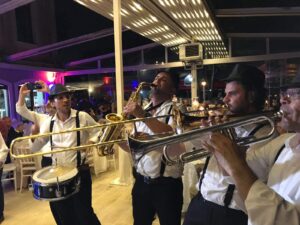 Cavemanworks düğün bandosu canlı performansında üflemeli ve vurmalı enstrümanlar