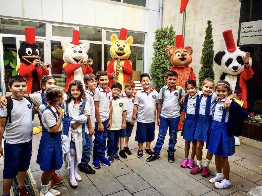 Türkiye’de Maskot Bando ile okul etkinliği gerçekleştiren Cavemanworks