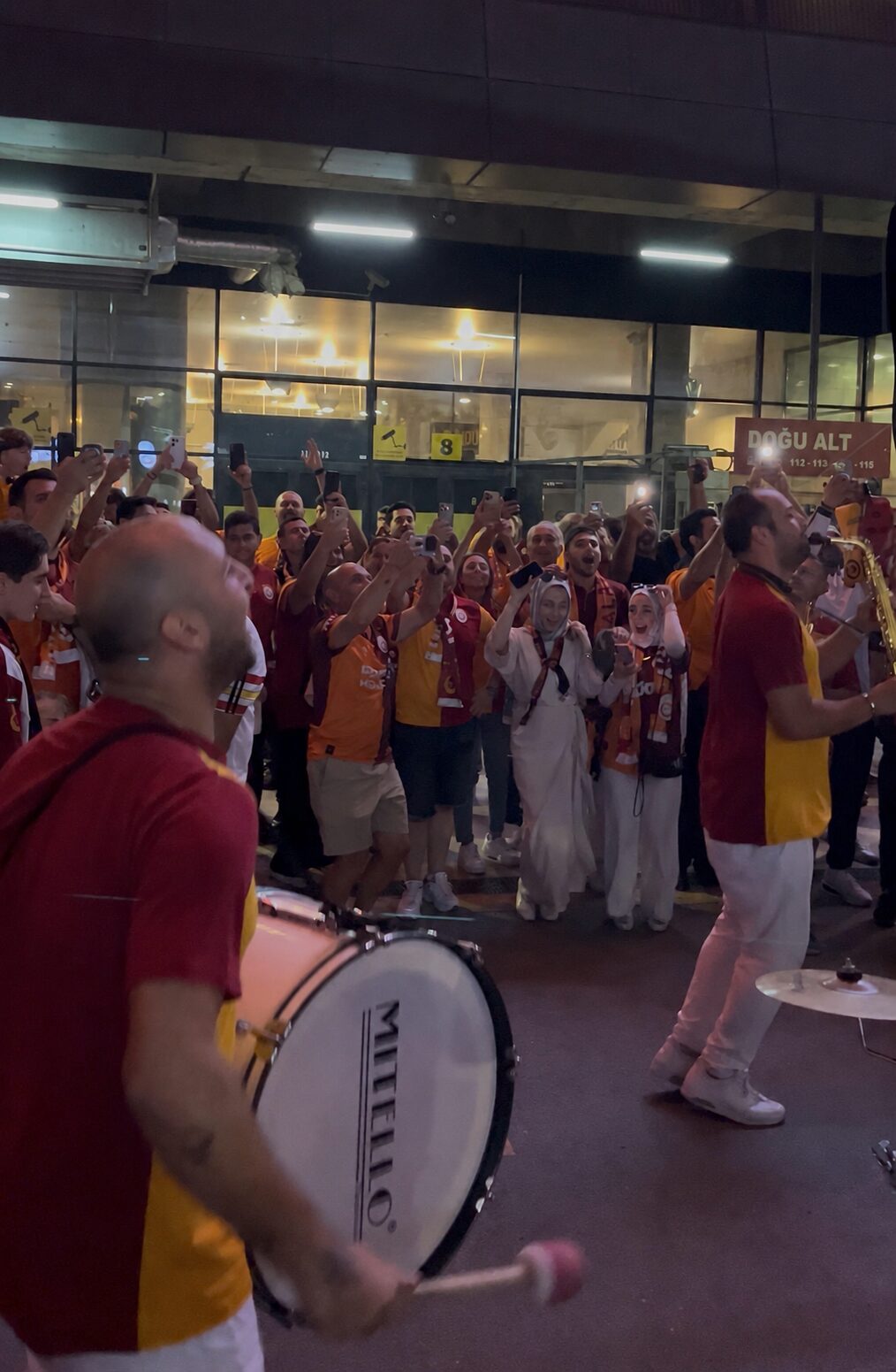 Cavemanworks Bando Takımı, Galatasaray taraftarıyla maç öncesi stadyum aktivasyonda canlı performansı gerçekleştiriyor.