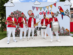Türkiye Aile Festivali panosu önünde enstrümanlarıyla Cavemanworks bando takımı